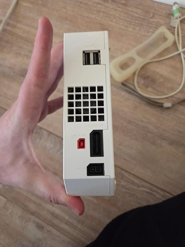 Wii + games + controllers + charger + accessoires, Spelcomputers en Games, Spelcomputers | Nintendo Wii, Zo goed als nieuw, Met 2 controllers