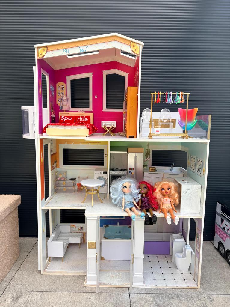 Rainbow High Townhouse Poppenhuis met Accessoires en Poppen, Ophalen, Gebruikt, Poppenhuis
