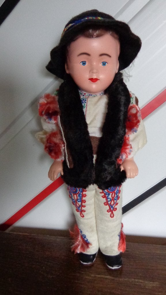 Vintage pop klederdracht Tsjechoslowakije, Ophalen