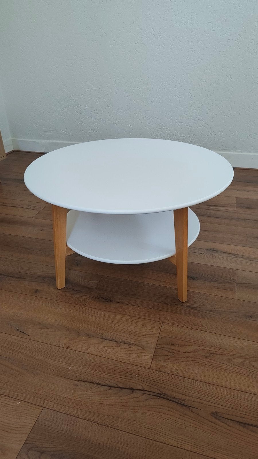 Witte ronde salontafel met houten poten, Huis en Inrichting, Tafels | Salontafels, Ophalen, 50 tot 100 cm, Rond, 50 tot 100 cm
