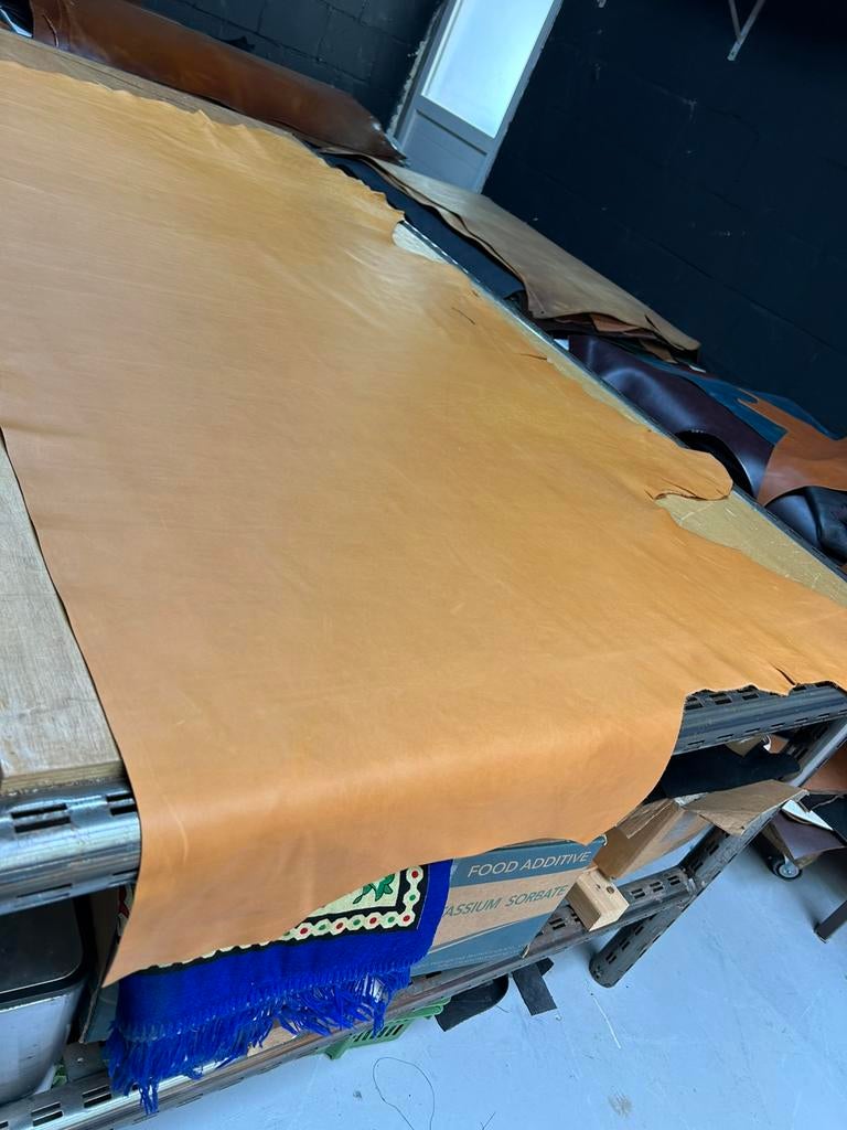 Licht cognac halve huid A-307, Hobby en Vrije tijd, Stoffen en Lappen, Leer of Kunstleer, Ophalen of Verzenden, Zo goed als nieuw