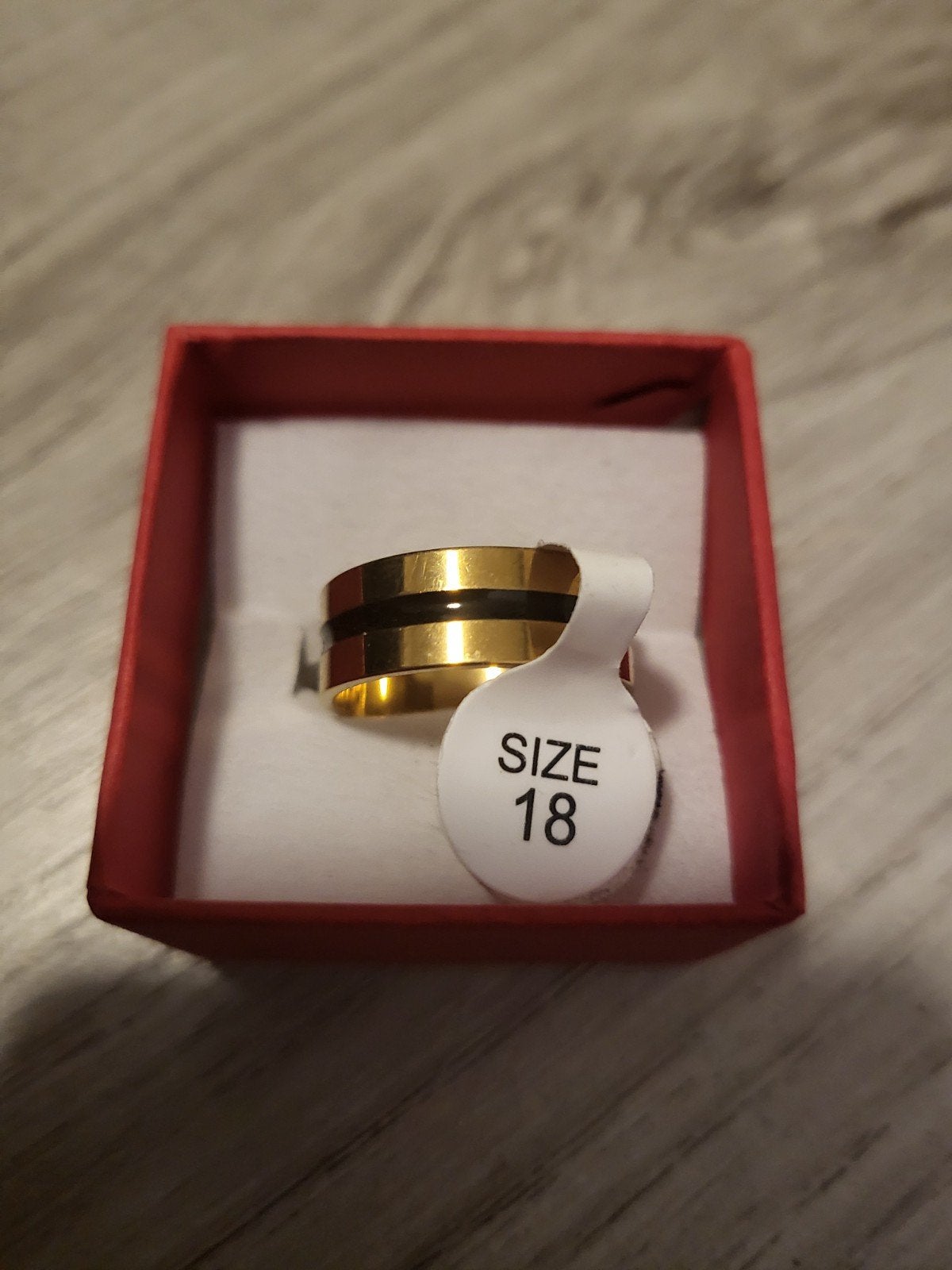Gouden ring met zwarte band - Maat 18, Nieuw, Ophalen of Verzenden, Dame of Heer, Goud