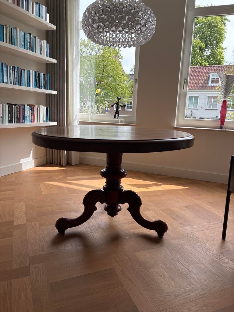 Antieke ronde salontafel met sierlijke poot, Ophalen
