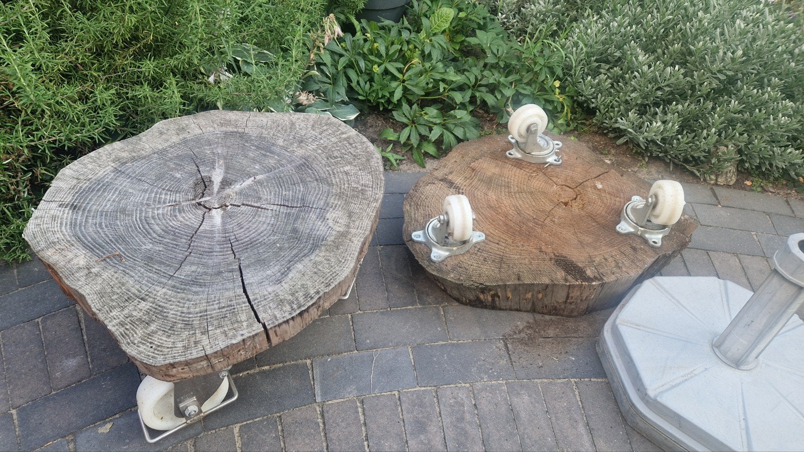 Boomstam bijzettafels met wielen (2 stuks), Huis en Inrichting, Tafels | Bijzettafels, Minder dan 55 cm, Gebruikt, Rechthoekig
