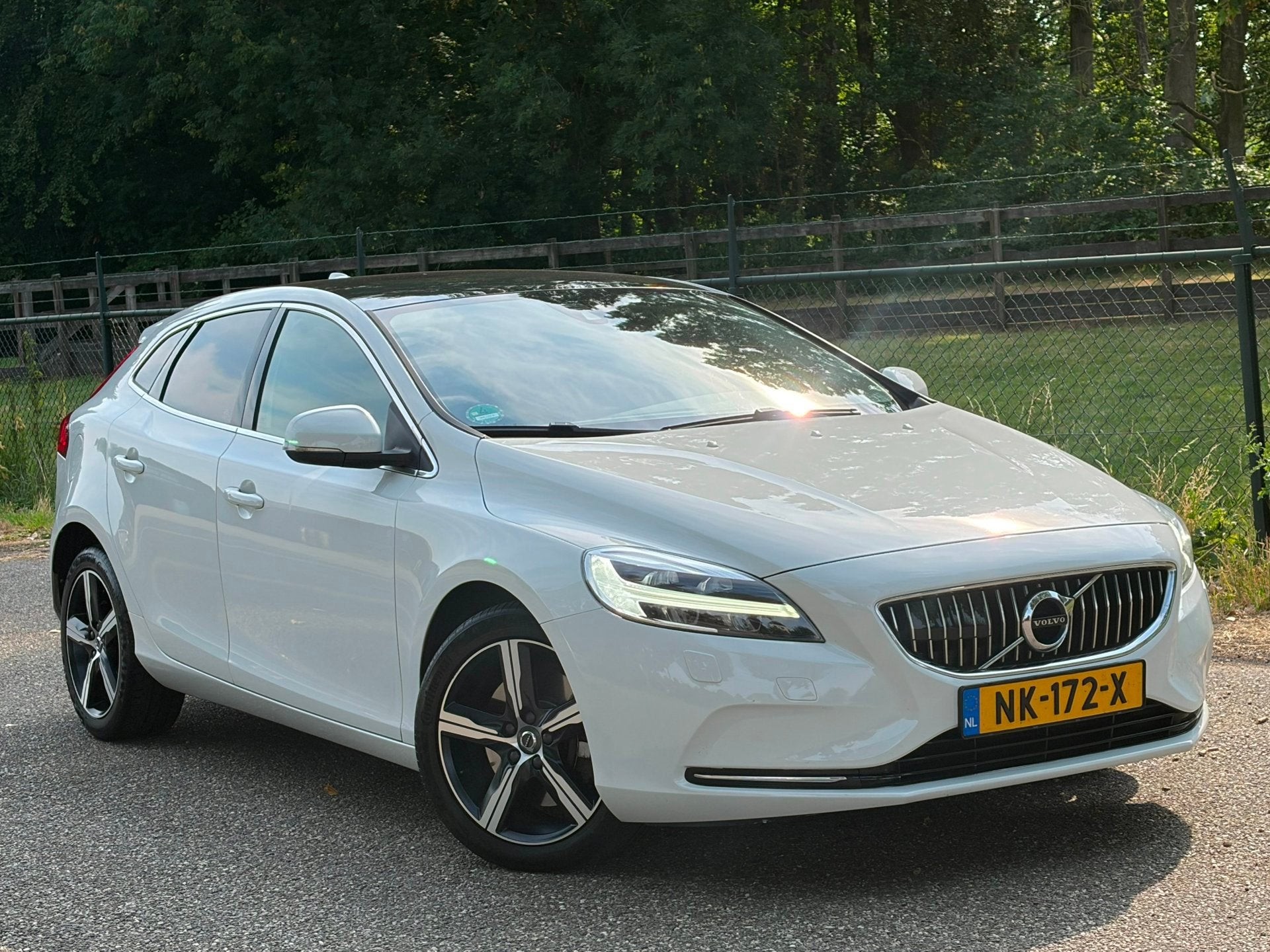 Volvo V40 1.5 T2 Nordic+ /Automaat/Led/Navi/Camera/, Auto's, Volvo, Euro 6, 4 cilinders, 700 kg, Leder en Stof