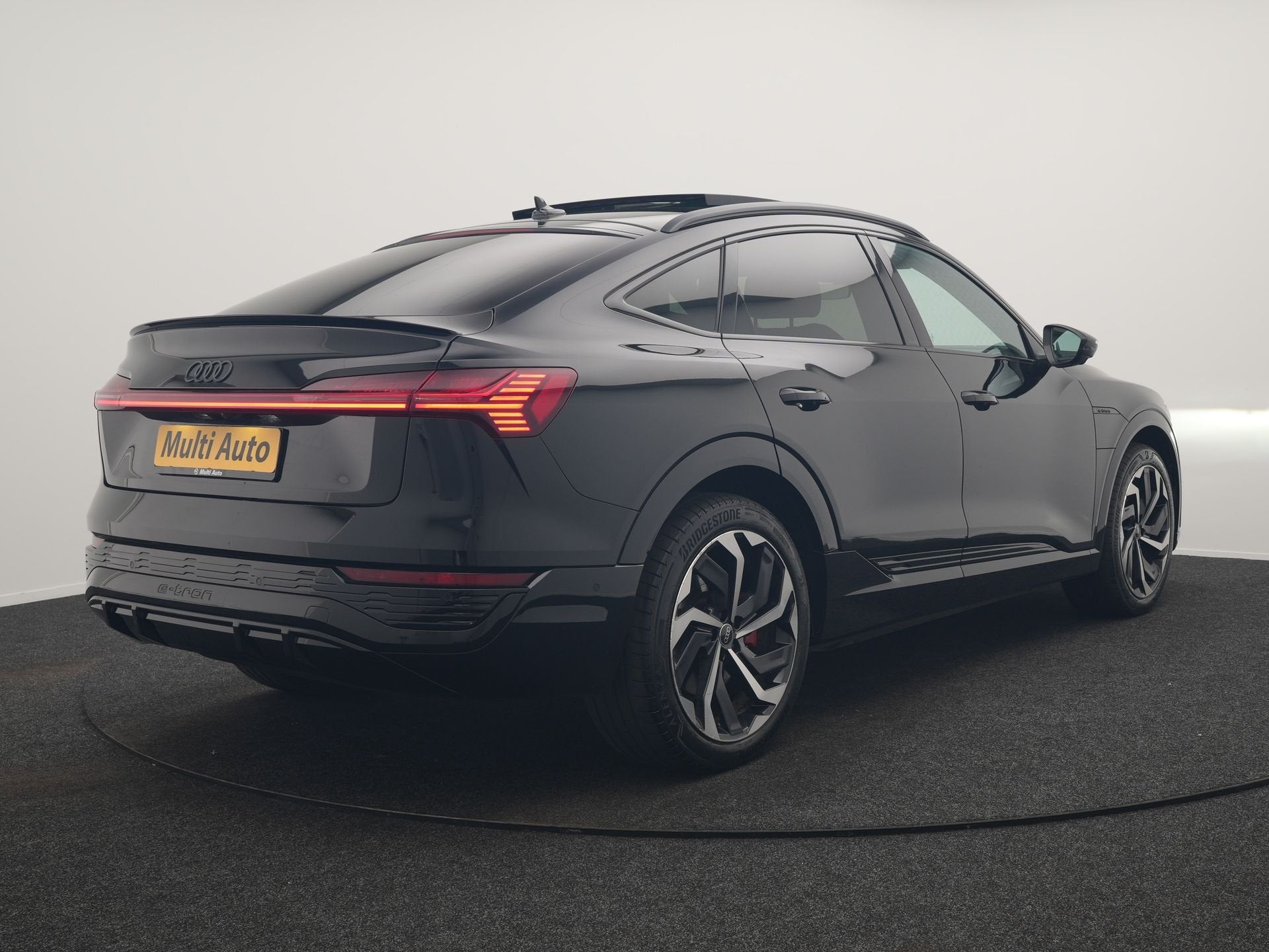 Audi Q8 Sportback e-tron 55 Quattro S edition 114 kWh 408pk, Auto's, Automaat, Dealer onderhouden, Zwart, Vierwielaandrijving