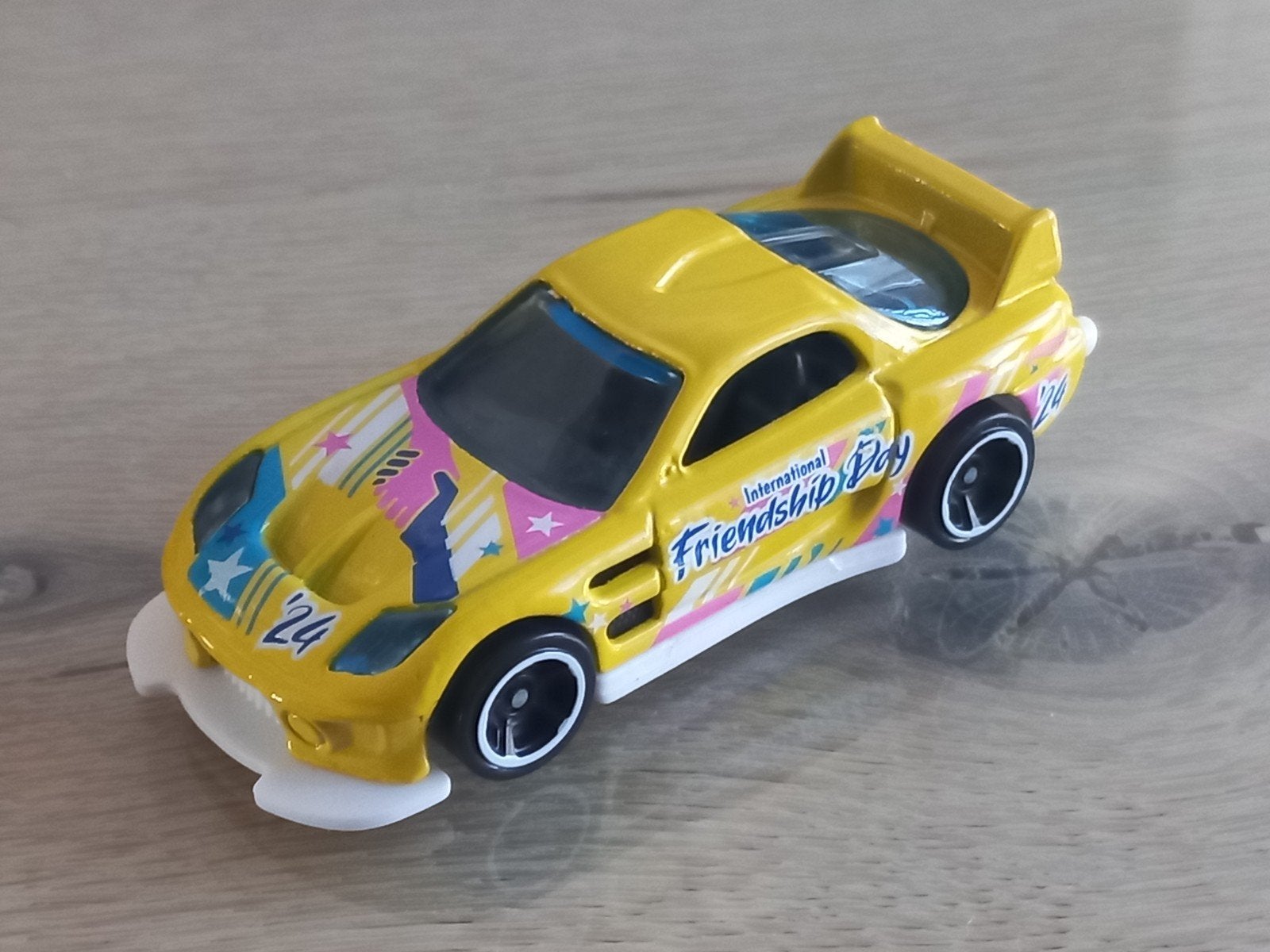 Dit is de Hot Wheels '24/Seven' in het geel uit de HW Celebr, Ophalen of Verzenden, Nieuw, Auto