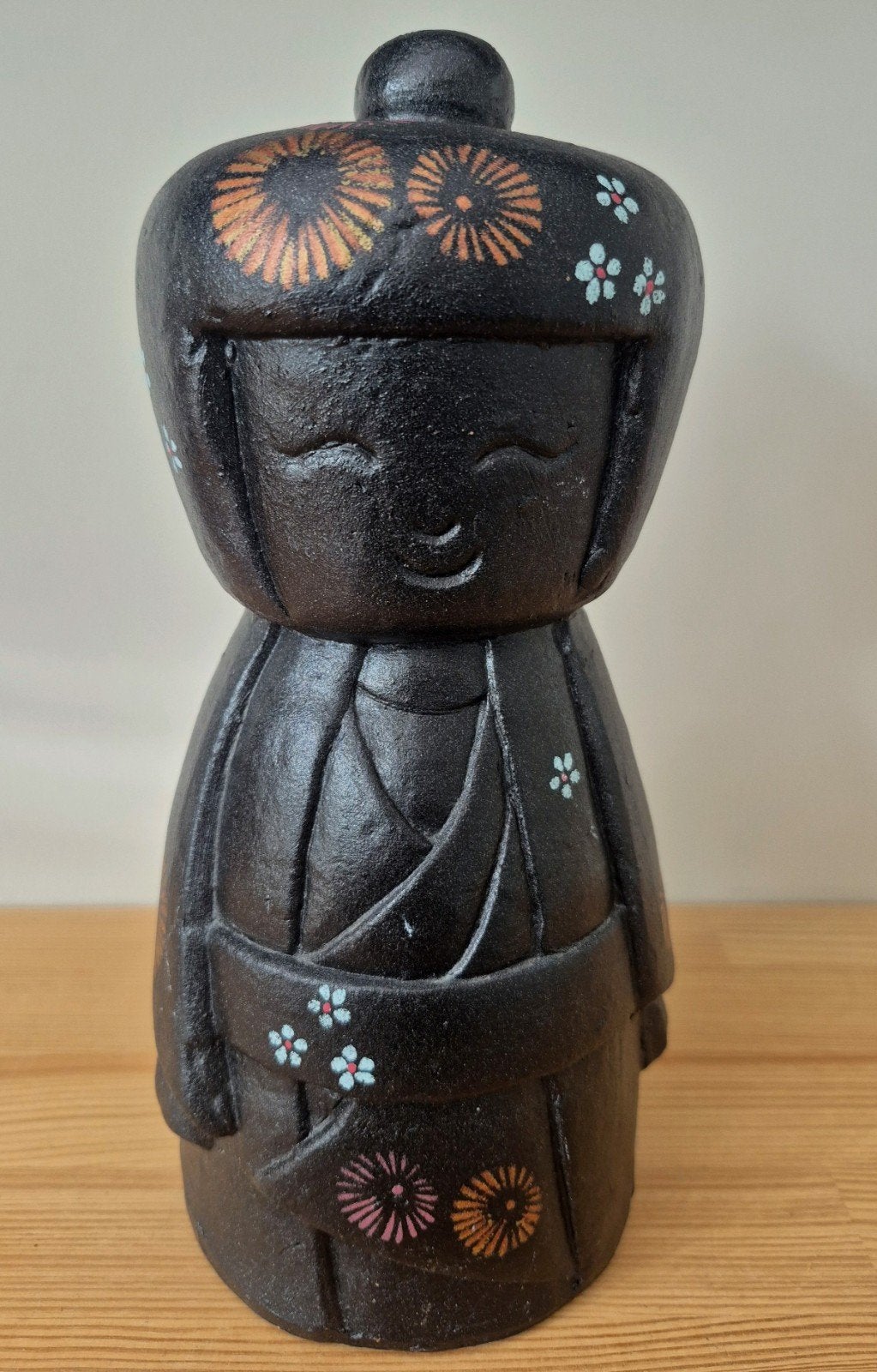 Decoratieve Japanse Kokeshi pop - Zwart met bloemen, Zwart, Ophalen of Verzenden, Steen/keramiek, Oosters