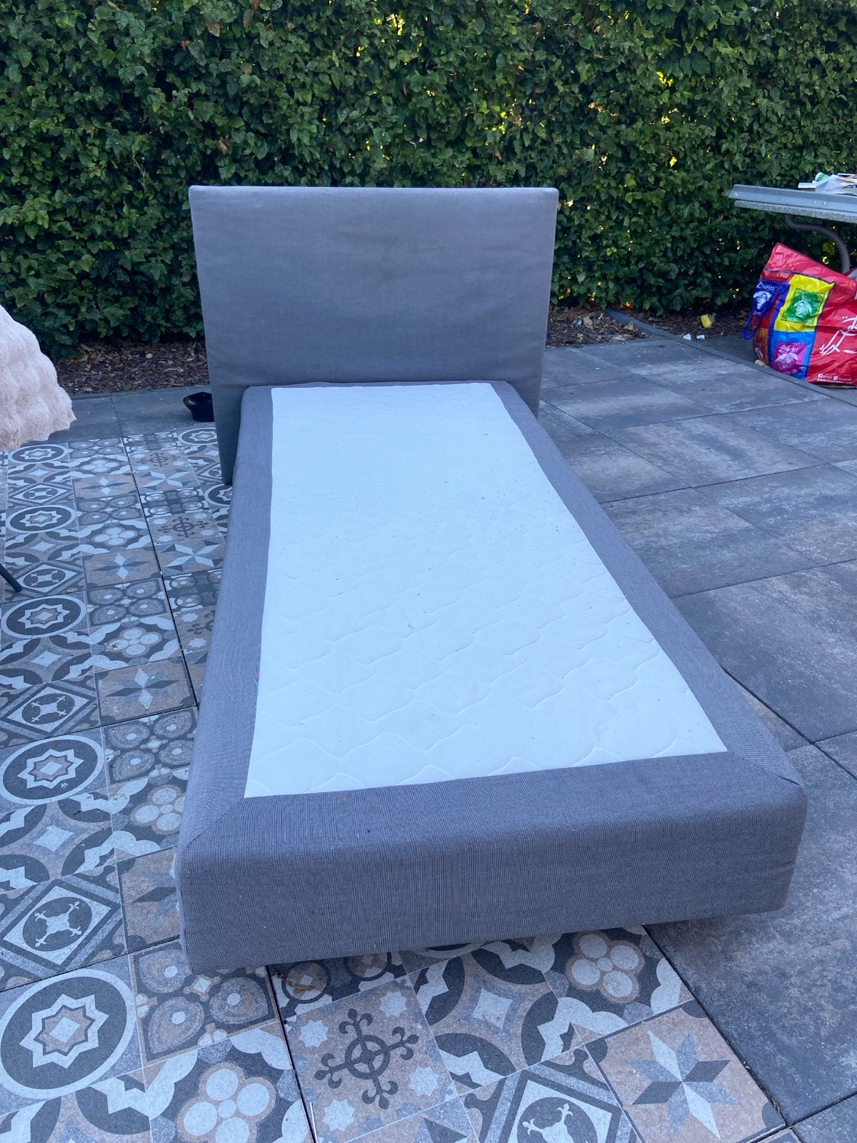 Eenpersoons boxspring met hoofdbord - Grijs, Ophalen, 90 cm, Eenpersoons, Zo goed als nieuw