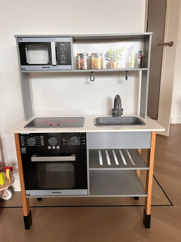 Miele Speelkeuken met oven, kookplaat en toebehoren, Ophalen, Zo goed als nieuw, Hout, Speelkeuken
