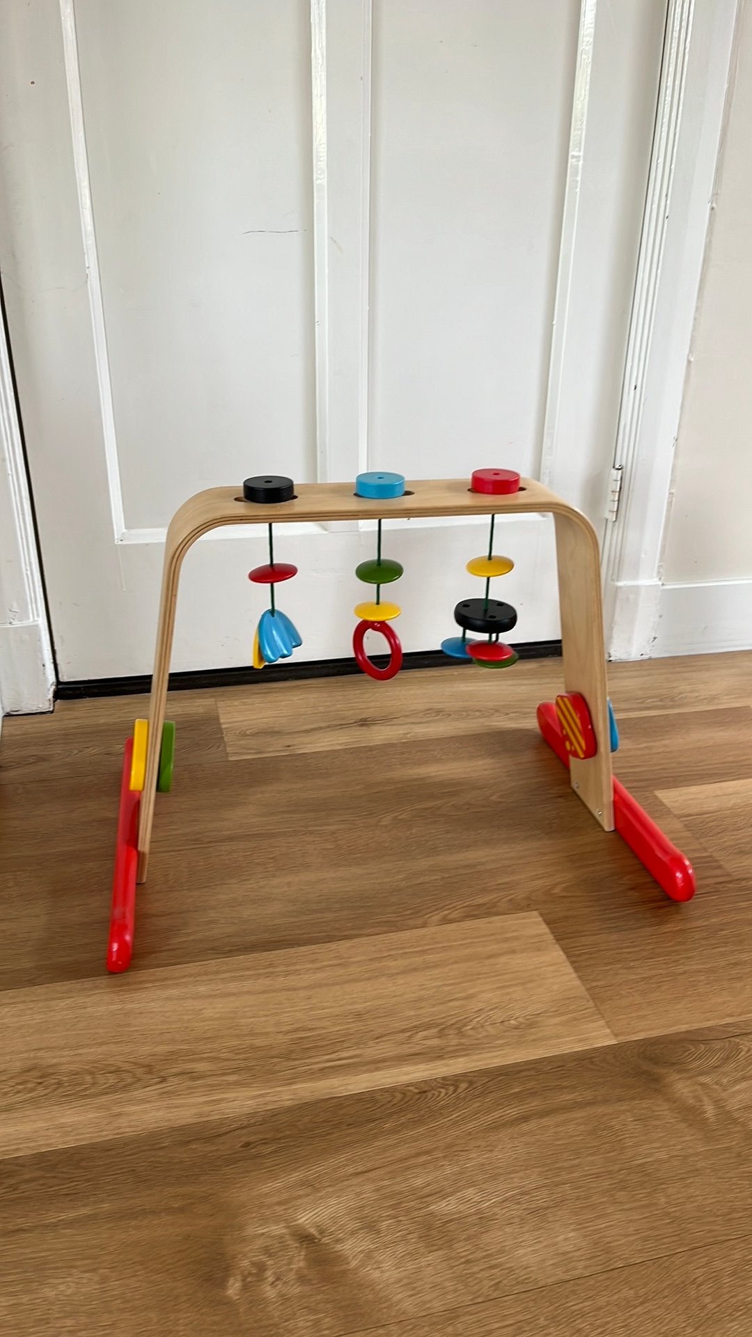 Houten Babygym met Kleurrijke Hangers, Ophalen, Zo goed als nieuw, Babygym, Met geluid