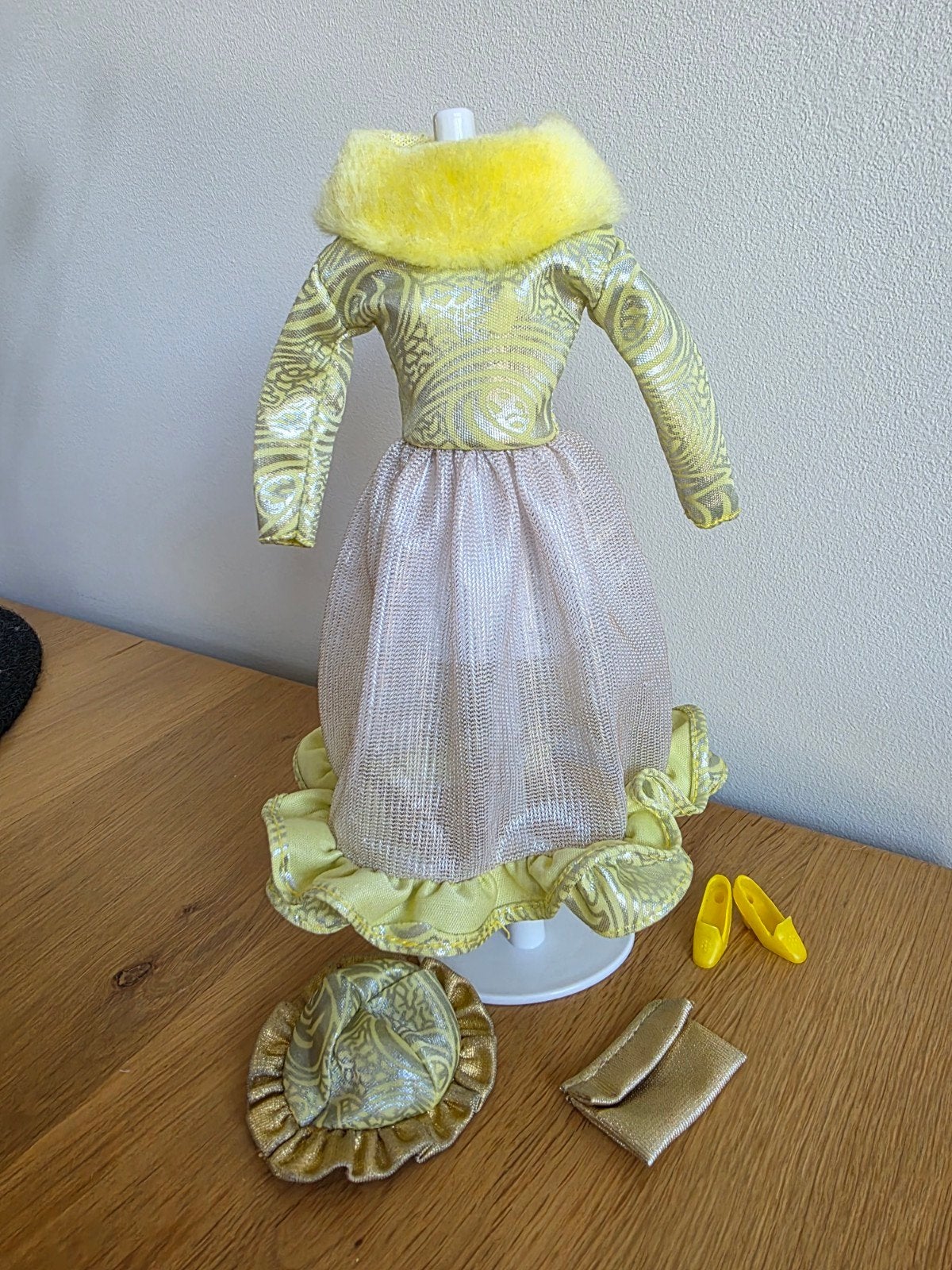 Barbie jurk met accessoires, Ophalen of Verzenden, Gebruikt, Kleertjes