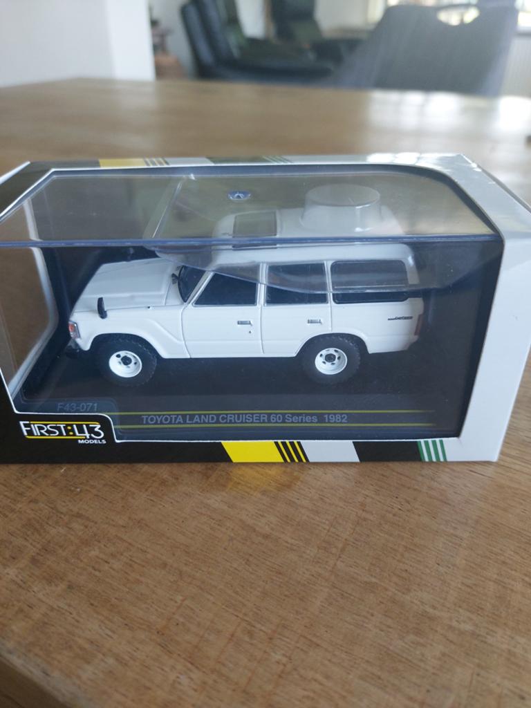 MODELAUTO 1-43 TOYOTA LANDCRUISER 60 SERIE WIT, Ophalen of Verzenden, Zo goed als nieuw, Auto, Overige merken