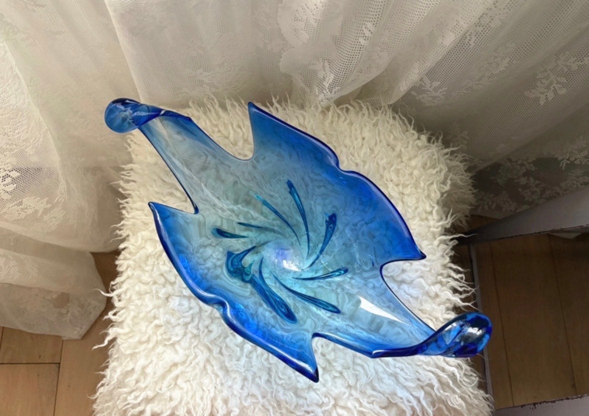 Prachtige blauwe glazen schaal in blad- of schelpvorm, Ophalen of Verzenden