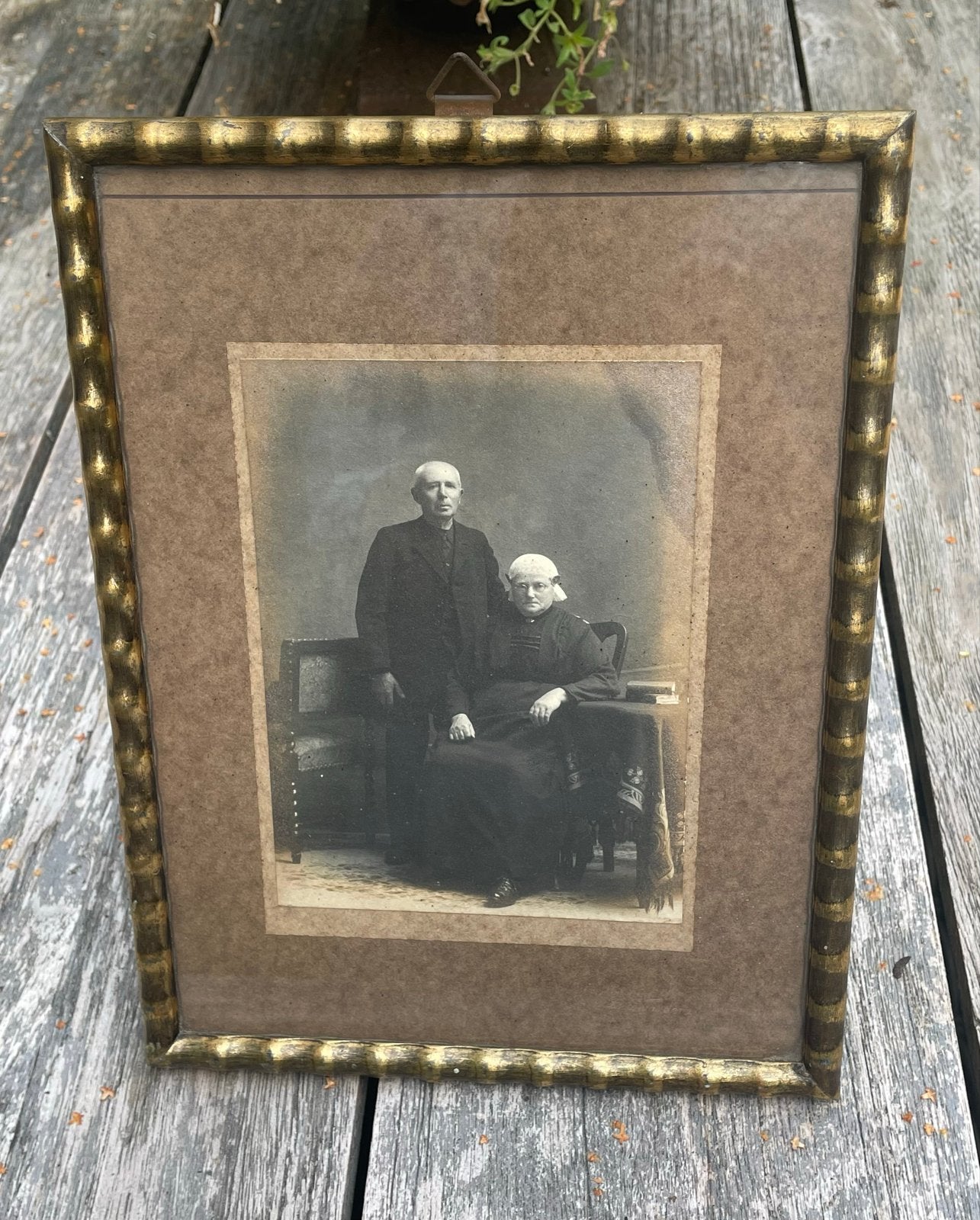 Antieke foto van echtpaar in goudkleurige lijst, Ophalen of Verzenden