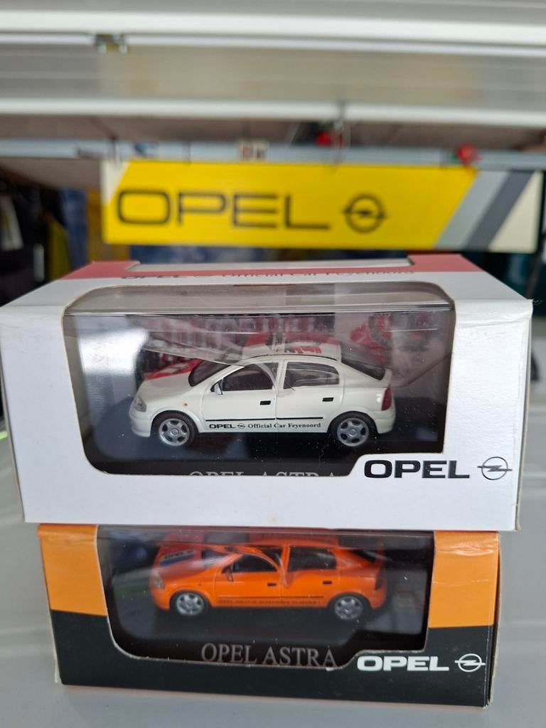 Opel astra 2 x voetbal auto, Hobby en Vrije tijd, Modelauto's | 1:43, Ophalen of Verzenden, Auto