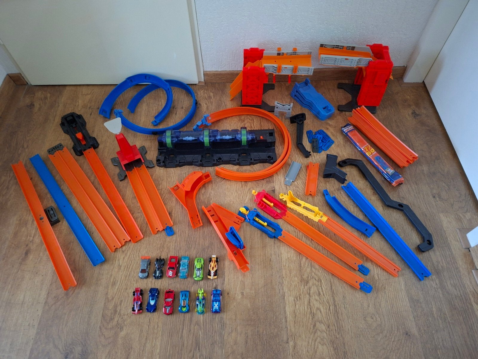 Grote doos vol Hot Wheels banen en auto's, Kinderen en Baby's, Ophalen of Verzenden, Gebruikt