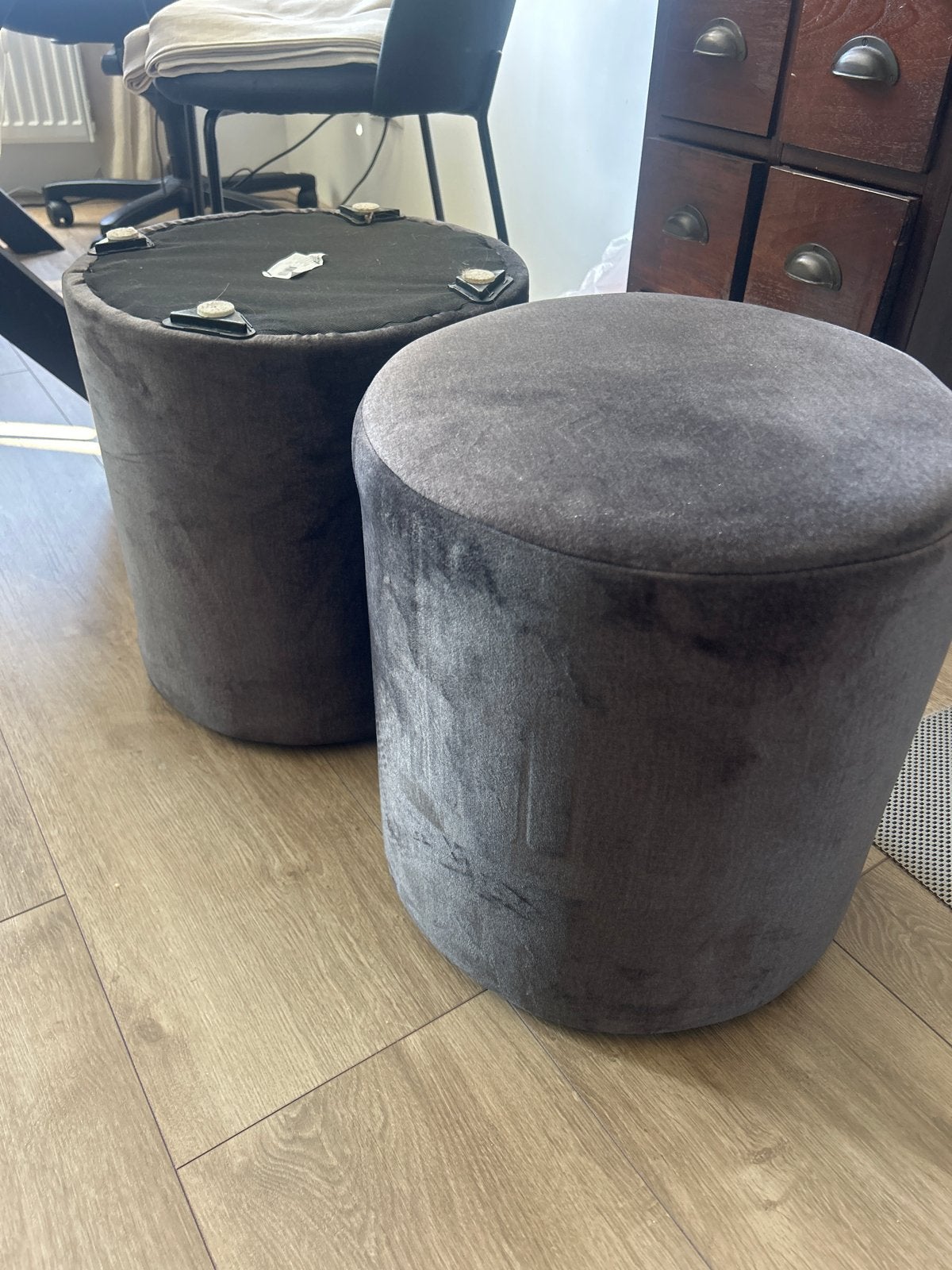 2x Velvet Poef/Hocker Wenen (Leenbakker) - Grijs, Ophalen, Zo goed als nieuw, Rond, Stof