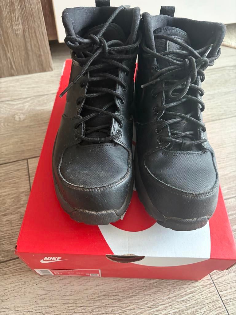 Nike Manoa LTR (GS) - Waterdicht en klaar voor ronde 2, Gebruikt, Jongen of Meisje, Schoenen, Ophalen of Verzenden