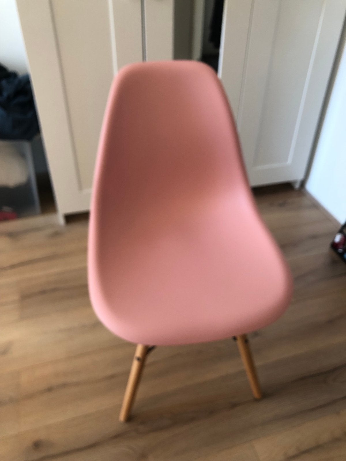 Roze stoel met houten poten - Scandinavisch design, Huis en Inrichting, Stoelen, Ophalen, Gebruikt, Overige kleuren, Eén