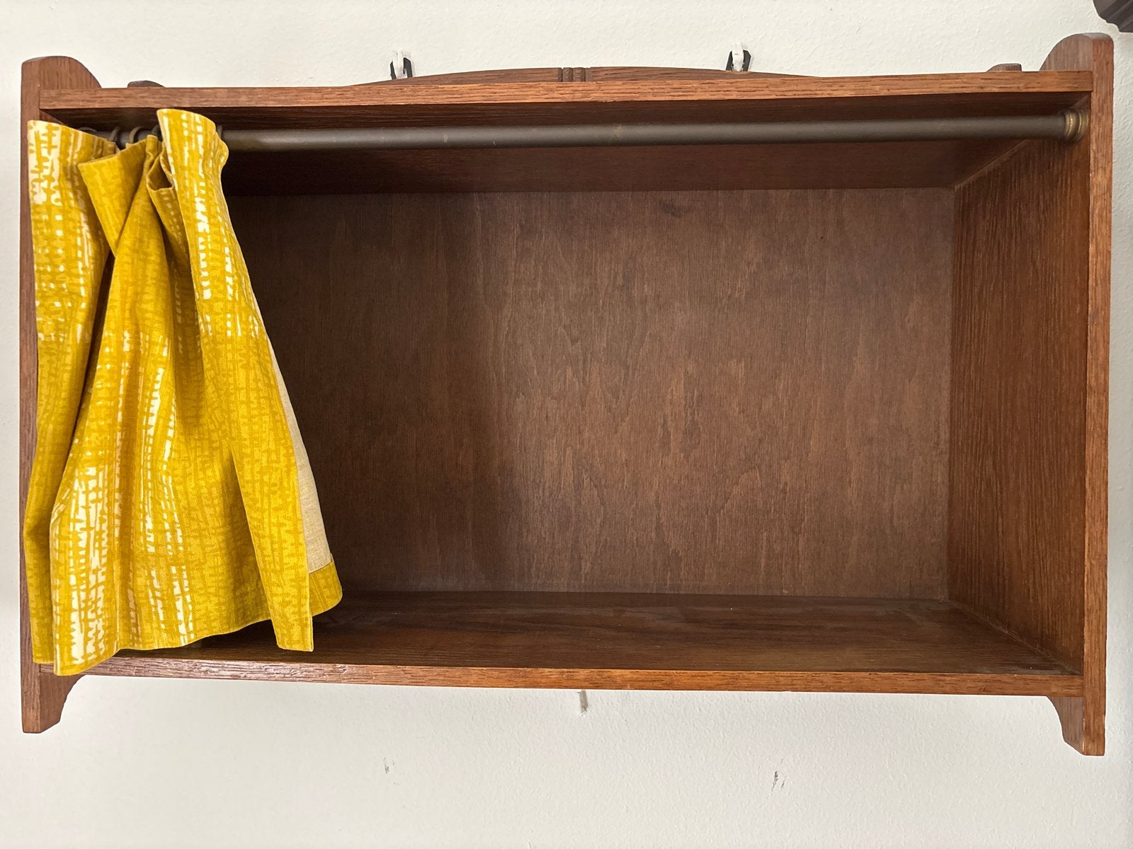Vintage houten wandkastje met geel gordijntje, Ophalen, Gebruikt, Bruin, Vintage