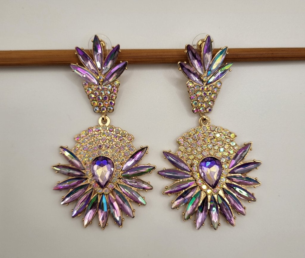 Goudkleurige statement oorbellen met paarse steentjes, Overige materialen, Hangers, La Jefa Sieraden, Nieuw