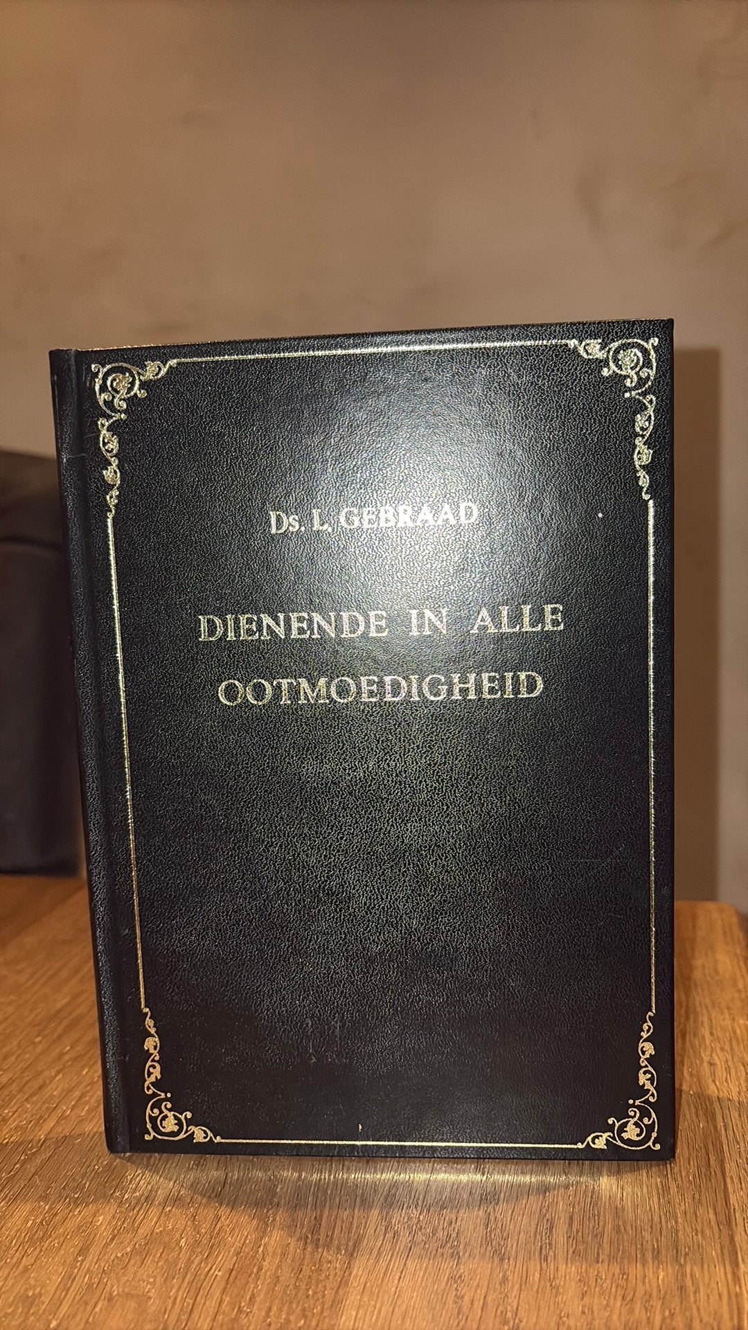 KR-1 Ds L Gebraad. Dienende in alle ootmoedigheid, Boeken, Godsdienst en Theologie, Ophalen of Verzenden, Gelezen