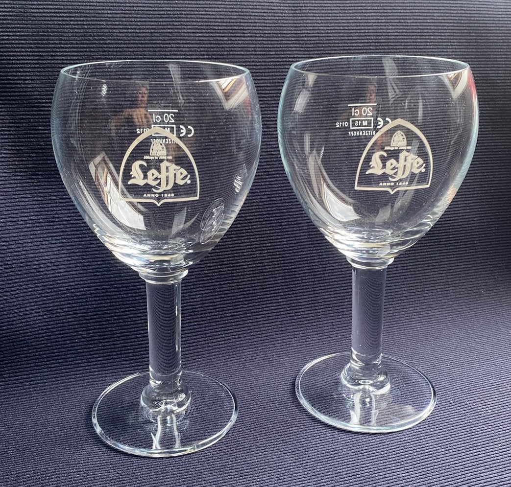 2 Leffe bierglazen op voet. Hoogte 16 cm., Verzamelen, Ophalen of Verzenden, Zo goed als nieuw, Glas of Glazen, Leffe