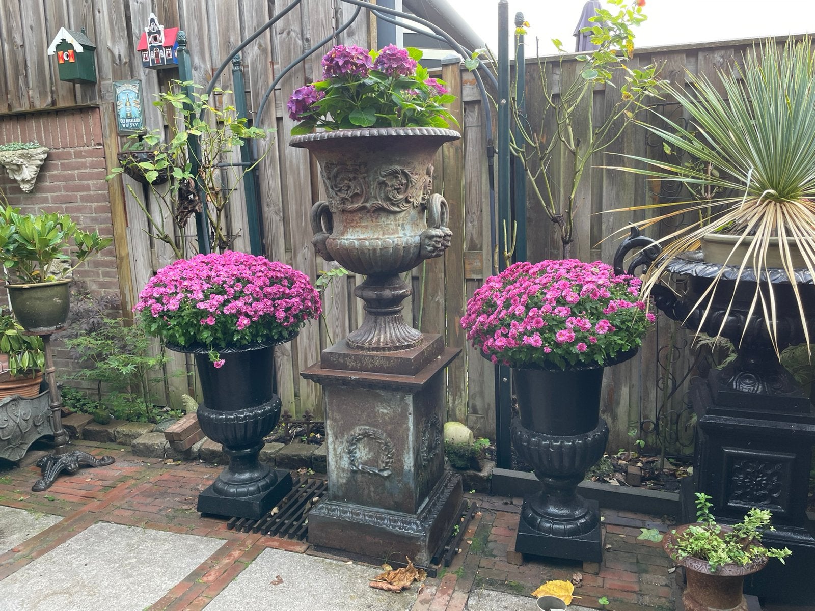 2 gietijzeren tuinvazen bloempotten, Ophalen