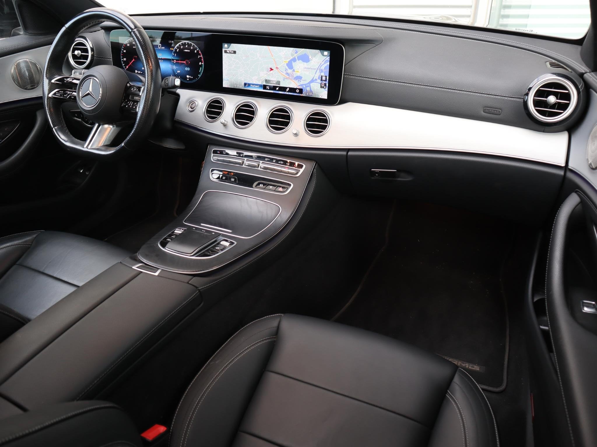 Mercedes-Benz E-klasse 300 e AMG Line l Trekhaak l Panoramad, Auto's, Gebruikt, 4 cilinders, 320 pk, Bedrijf