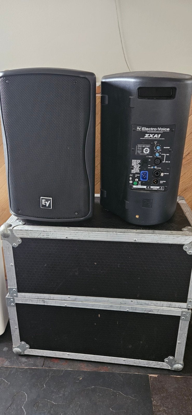 Electro Voice ZXA1 actieve luidsprekers evt met flightcase, Ophalen, Gebruikt