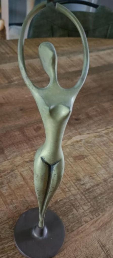 Bronzen beeldje van dansende vrouw, Antiek en Kunst, Kunst | Beelden en Houtsnijwerken, Ophalen of Verzenden, Brons, 20 - 50 cm