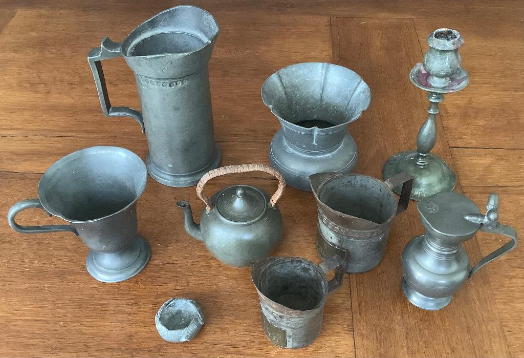 Tinnen kannetjes, vaasjes, kandelaar en een mini theepotje., Antiek en Kunst, Ophalen, Overige materialen