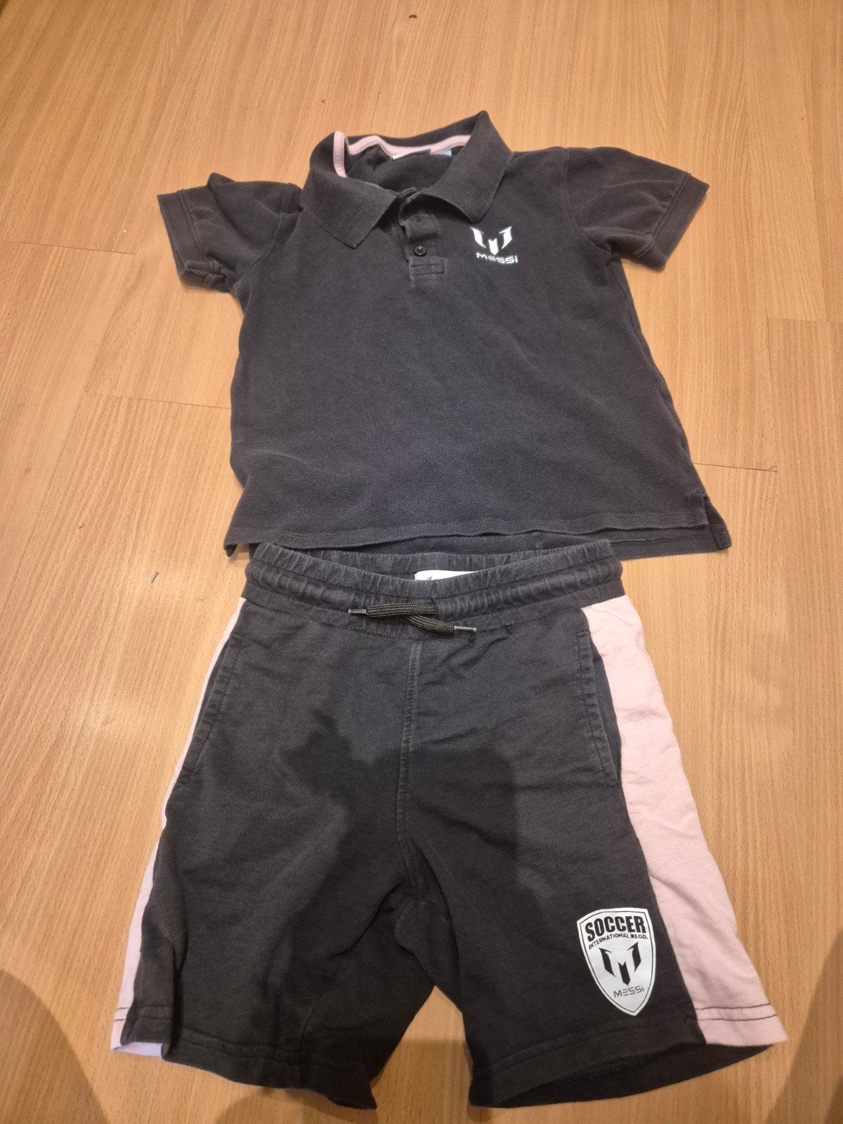 koop: Stoere Messi poloshirt en shorts set (maat 134) – Perf, Kinderen en Baby's, Kinderkleding | Maat 134, Ophalen of Verzenden