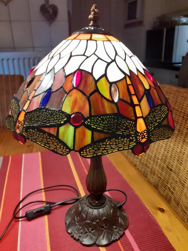 Nieuwe Tiffanylamp middelgroot fr Tiffanyglas/Metalen Voet, Nieuw, Artdeco, Ophalen of Verzenden, Glas