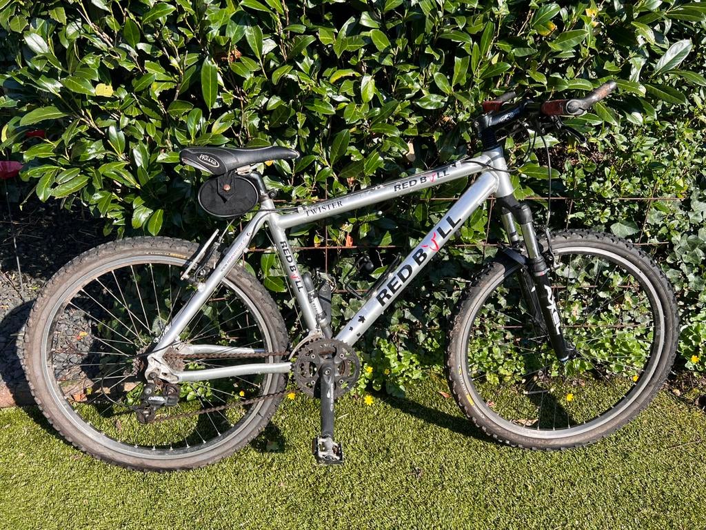 Mountainbike Red Bull Twister Shimano Deore gebruikte staat, Fietsen en Brommers, Fietsen | Mountainbikes en ATB, Ophalen, Gebruikt