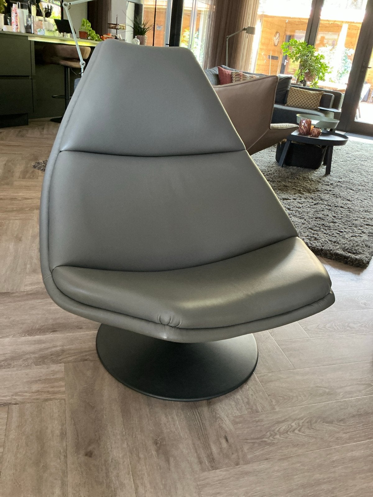 Artifort F510 Fauteuil in OX 5290 Elephant leer op draaischi, Ophalen of Verzenden, Zo goed als nieuw, Leer, 75 tot 100 cm