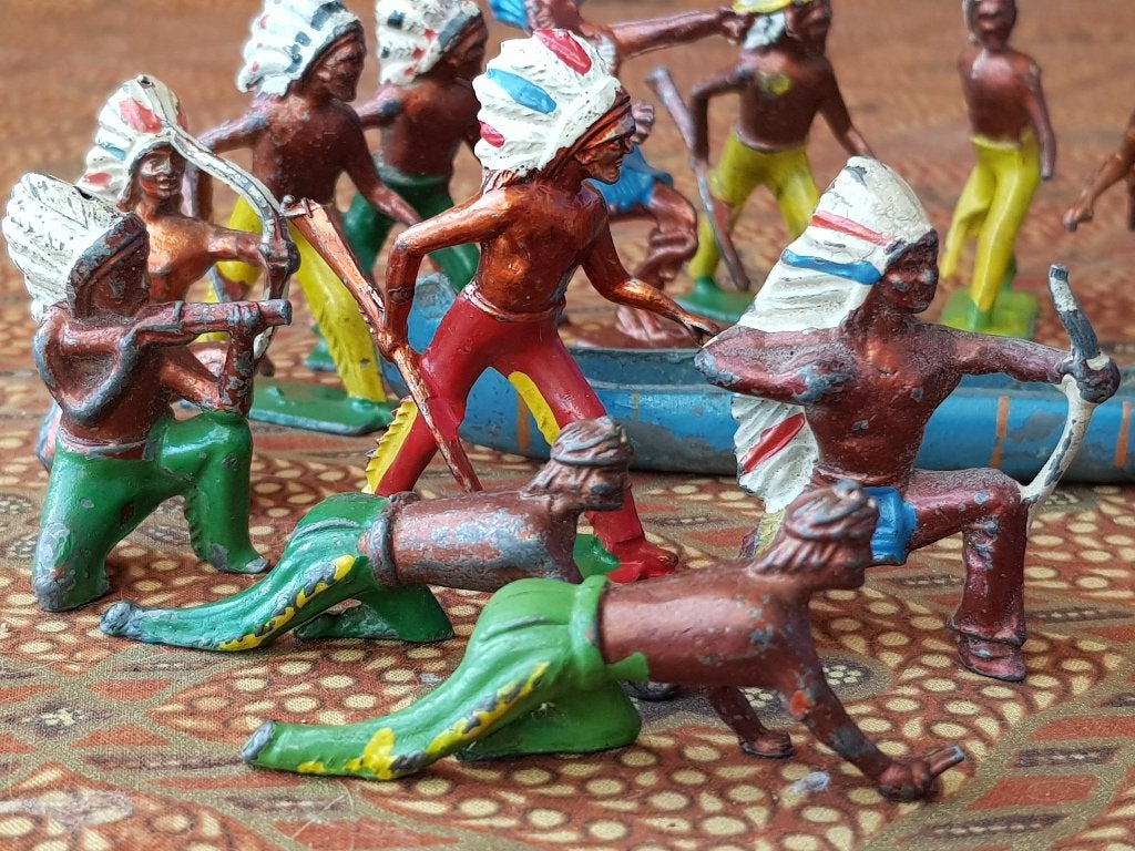 16 Indianen met kano mooi oud speelgoed uit Engeland van tin, Antiek en Kunst, Antiek | Speelgoed, Ophalen of Verzenden