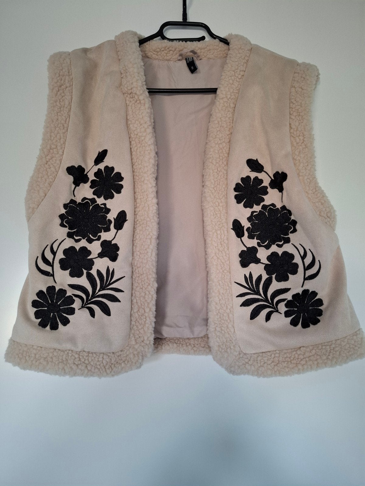 Gilet waistcoat beige zwart geborduurd maat M, Ophalen of Verzenden, Zo goed als nieuw, Maat 38/40 (M), Zwart