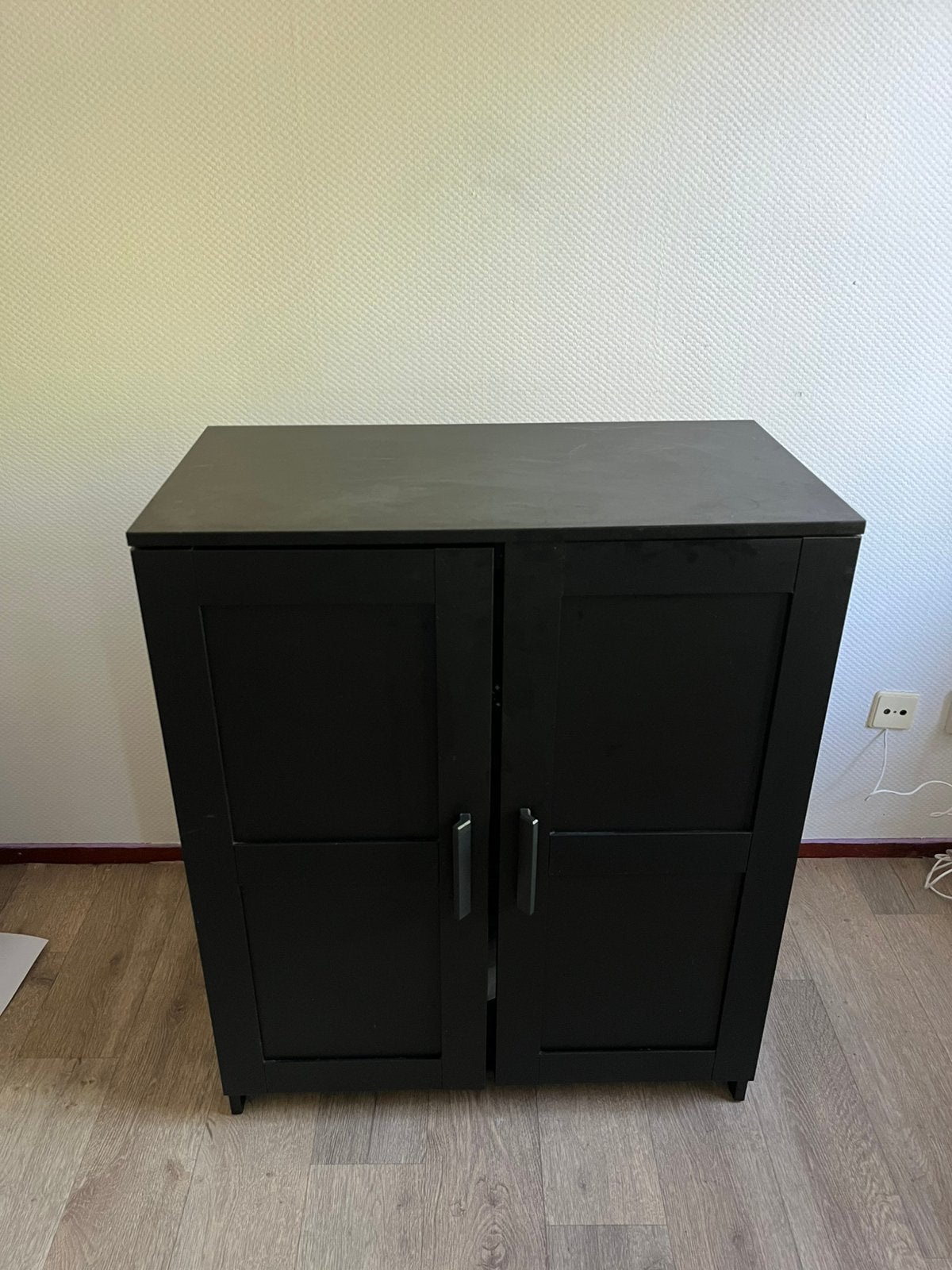 Zwarte kast met klapdeuren, Ophalen, Gebruikt, Met deur(en), 100 tot 150 cm
