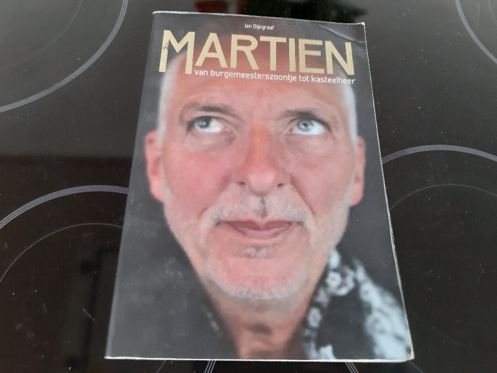 Martien - van burgemeesterszoontje tot kasteelheer, Boeken, Ophalen, Zo goed als nieuw