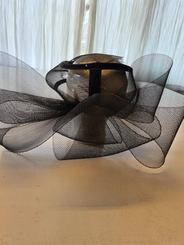 Elegante Zwarte Hoed met Gaasdetails, Ophalen, Hoed, One size fits all, Onbekend