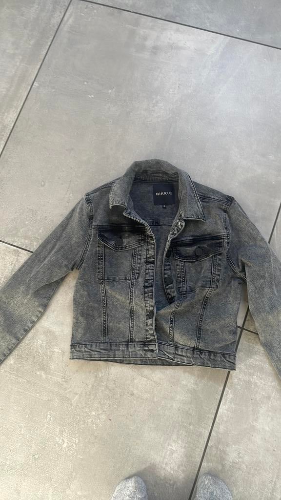 Nikki spijkerjasje mt 36, Kleding | Dames, Jasjes, Kostuums en Pakken, Zo goed als nieuw, Maat 36 (S), Grijs, Ophalen of Verzenden