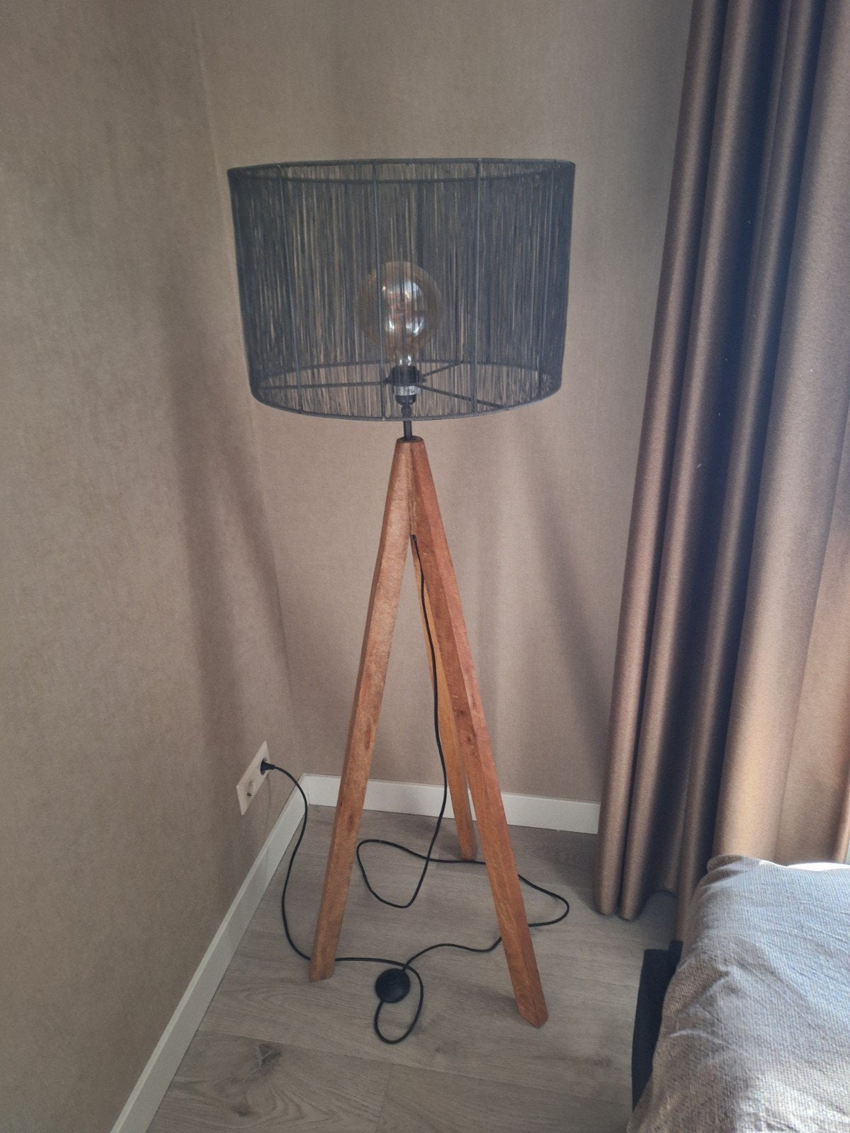 Stijlvolle driepoot vloerlamp met aluminium draad kap, Ophalen, Modern, Scandinavisch, Zo goed als nieuw, 150 tot 200 cm