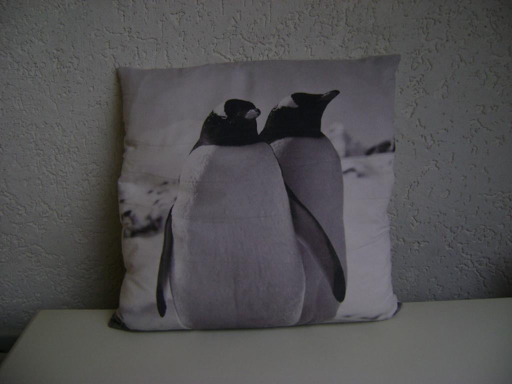kussen met pinguin wit/zwart met rits 37x37cm wasbaar, Ophalen of Verzenden, Zo goed als nieuw, Kleed of Kussen