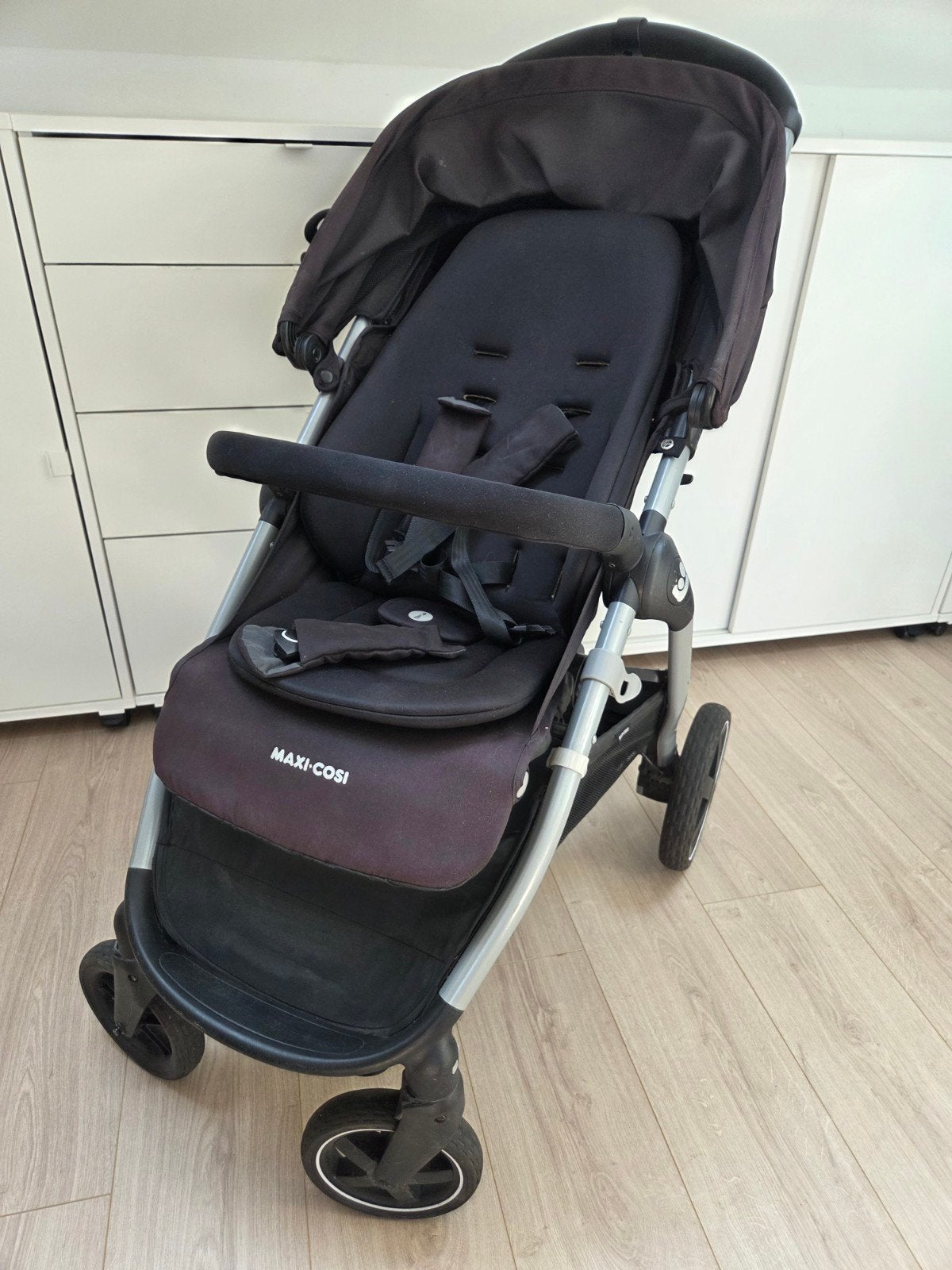 Maxi Cosi Gia Essential Black - Lichtgewicht en Compact, Kinderen en Baby's, Kinderwagens en Combinaties, Ophalen, Gebruikt, Maxi-Cosi
