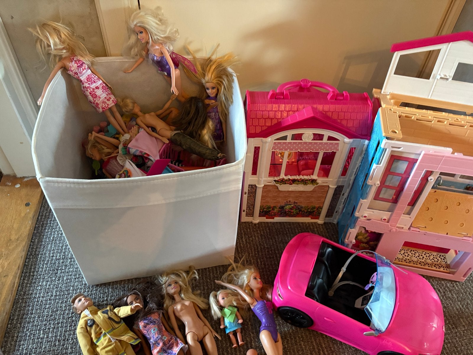 Grote Barbie set: 2 huizen, auto en veel Barbies, Kinderen en Baby's, Ophalen of Verzenden, Gebruikt, Barbie