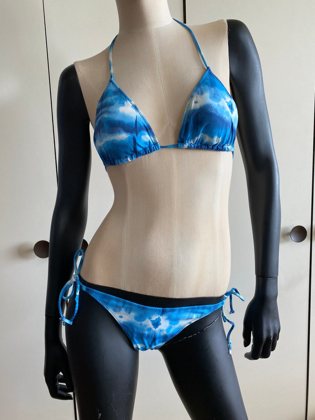 Blauwe tie-dye bikini in maat 38 van H&M in prima staat, Ophalen of Verzenden, Zo goed als nieuw, Blauw, Bikini