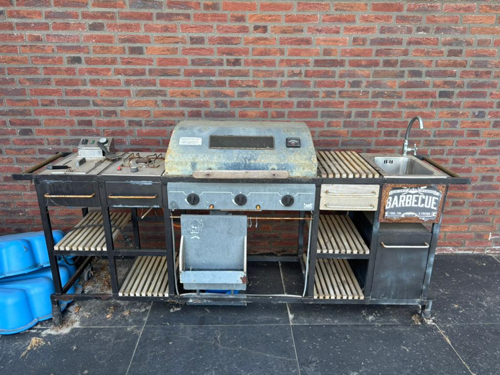 Buitenkeuken met gas barbecue, frituurpan, spoelbak, Ophalen, Gebruikt, Gas, Vrijstaand