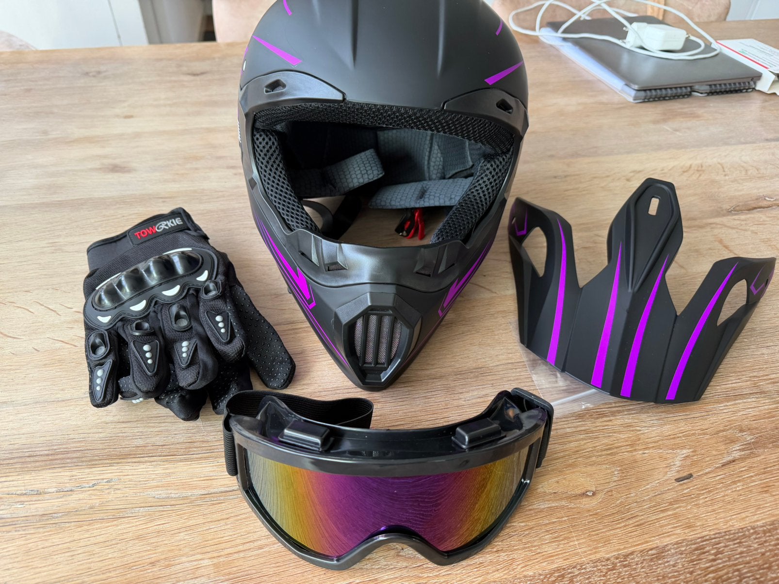 Helm maat 56-57 (maar valt groter dus eerder 58), Motoren, Offroadhelm, Dames, Nieuw zonder kaartje, L